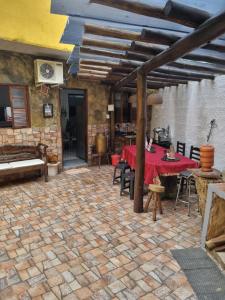 En terrasse eller udendørsområde på Kitnets do Jota + 37 billeder