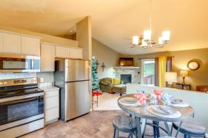 Køkken eller tekøkken på 4 Mi to Offutt AFB - Family Home in Omaha Suburbs!