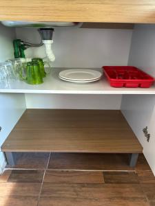 een keukenplank met een bord en bestek erop bij Departamentos LT3 in Las Toscas