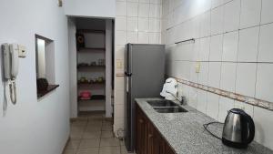 een keuken met een spoelbak en een koelkast bij Dúplex con Patio in San Miguel de Tucumán