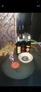 een tafel met drie flesjes etherische oliën en een bord bij Mini Hostel 404 in Turijn