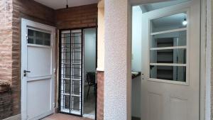 een deur naar een kamer met een bakstenen muur bij Dúplex con Patio in San Miguel de Tucumán +13 foto's