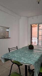 een eetkamer met een groene tafel en stoelen bij Dúplex con Patio in San Miguel de Tucumán