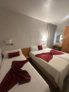 Giường trong phòng chung tại Hotel Norai