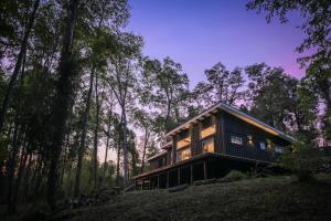 Tòa nhà nơi nhà gỗ tọa lạc