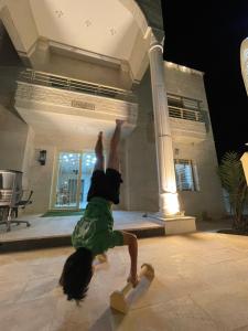 安曼Airport Villa Amman的一个小孩在滑板上表演特技