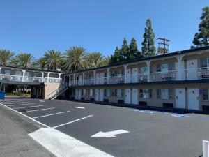 ein leerer Parkplatz vor einem Gebäude in der Unterkunft Riviera Motel in Anaheim