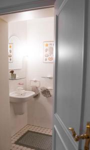 un bagno bianco con lavandino e WC di WenneQuartier a Schmallenberg