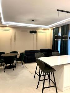 un soggiorno con divano, tavoli e sedie di David’s place a Floreşti