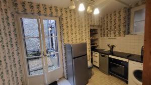 Il comprend une cuisine équipée d'un réfrigérateur et d'une fenêtre. dans l'établissement Les Gîtes Chez Léo, à Bar-sur-Aube 13 autres photos