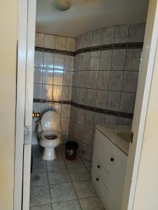 een badkamer met toilet en wastafel bij Asvea INN in Arequipa +1 foto
