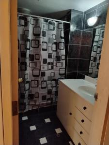 een badkamer met een wastafel en een douchegordijn bij Asvea INN in Arequipa