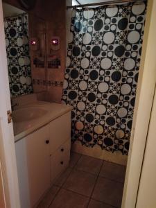 een badkamer met een douche en een wastafel bij Asvea INN in Arequipa