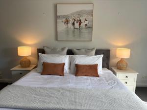 En eller flere senge i et værelse på Bay View - Lounge Lovers