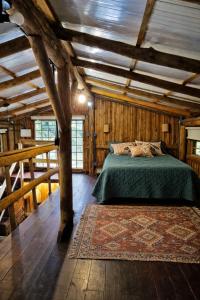 une chambre avec un lit dans une pièce aux murs en bois dans l'établissement Casa da Árvore - Pousada Jussara, à Joinville