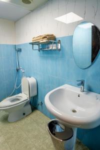 Phòng tắm tại Eco Paradise Harmony 2BHK Nature Retreat