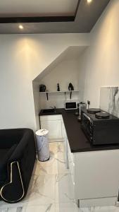 una cucina con un piano di lavoro con un forno a microonde di Le Cocoon a Nevers