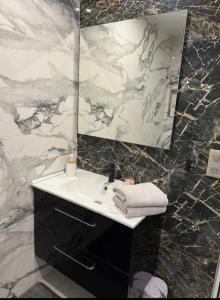 un bagno con lavandino e specchio di Le Cocoon a Nevers