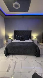 una camera da letto con un letto grande con due comodini di Le Cocoon a Nevers