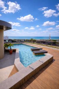 een zwembad op het dak van een gebouw met uitzicht op de oceaan bij W Tambaú Apart Hotel in João Pessoa