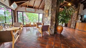 un restaurant avec des tables et des chaises et une plante en pot dans l'établissement Hotel Selva Montana, à San Lorenzo
