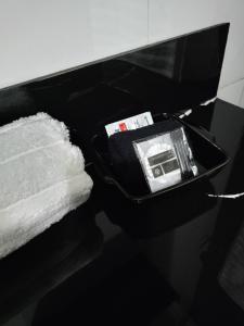 een afstandsbediening op een tafel naast een handdoek bij Vanilla Lee Corporate Suite in Richards Bay