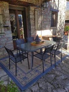Patio nebo venkovní prostory v ubytování Kleitor Stone Villa-Peloponnese Getaway
