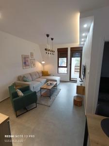 een woonkamer met een bank en een tafel bij Pino Silvestre Divčibare in Divčibare