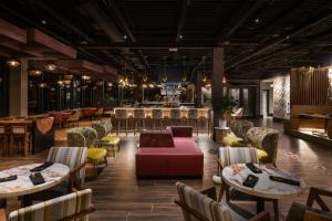 un ristorante con tavoli e sedie e un bar di Hotel Indigo Gatlinburg Downtown by IHG a Gatlinburg