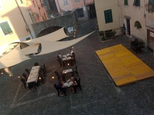 een uitzicht op een restaurant met mensen aan tafel bij Mini Hostel 404 in Turijn