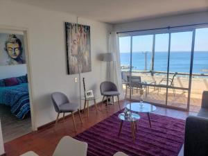een woonkamer met uitzicht op de oceaan bij Departamento Concon Valparaíso in Concón