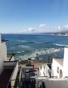 uitzicht op de oceaan vanaf het balkon van een gebouw bij Departamento Concon Valparaíso in Concón