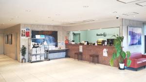 un atrio di un negozio con un bancone e una sala d'attesa di Smile Hotel Towada a Towada