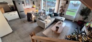 een woonkamer met een bank en een tafel bij Maison moderne à Baden in Baden