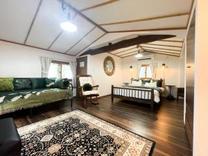 - un salon avec un canapé et un lit bébé dans l'établissement Kokoro no Yado, à Nara