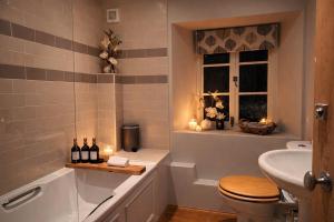 Et badeværelse på Kingfisher Cottage at Aysgarth Falls + 19 billeder