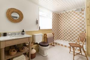 een badkamer met toilet, wastafel en bad bij Traditional Cornish Cottage & Garden Redruth in Redruth