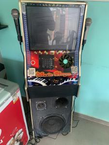 une console de jeux vidéo avec un microphone dessus dans l'établissement Pousada Netuno, à Saquarema