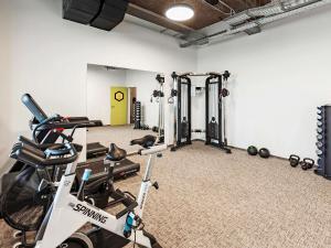 einen Fitnessraum mit einem Fitnessstudio mit Trainingsgeräten in der Unterkunft ibis Styles Ljubljana Centre in Ljubljana