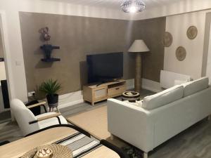 TV/trung tâm giải trí tại Executive 2 Bed Condo with Free Parking