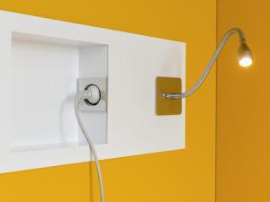 乌贝兰迪亚Ibis Budget Uberlândia的一盏带有电线的灯，插在白色开关上 更多77张照片