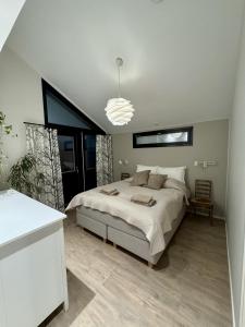 una camera da letto con un letto grande in una stanza di Aurora Arctic Riverside Villa a Rovaniemi Altre 35 foto