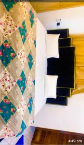 une chambre avec des coussins noirs et blancs et un escalier dans l'établissement Luxury Hideout, 