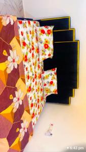 un groupe de cravates posées sur une table dans l'établissement Luxury Hideout, 