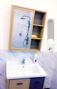 La salle de bains est pourvue d'un lavabo et d'une photo murale. dans l'établissement Luxury Hideout,  15 autres photos