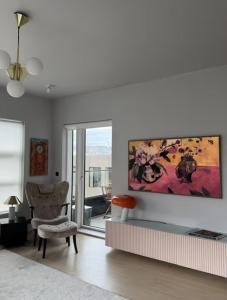 un soggiorno con un grande dipinto sul muro di Room in modern downtown apt with private bathroom a Reykjavik