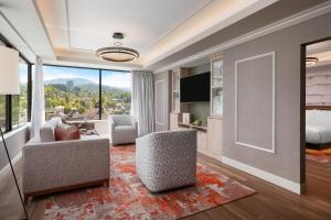 un soggiorno con due sedie e una grande finestra di Hotel Indigo Gatlinburg Downtown by IHG a Gatlinburg