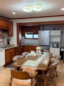 Kuchyň nebo kuchyňský kout v ubytování 금오산 아래 엔틱 무드 감성하우스, 프라이빗 독채