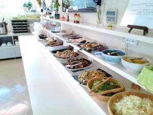 una linea di buffet con diversi tipi di cibo in cestini di Smile Hotel Towada a Towada