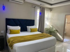 Postel nebo postele na pokoji v ubytování Swiss Guest Lodge